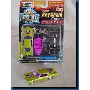  REVELL LOWRIDERS MODEL KEYCHAIN 71 BUICK RIVIERA Toys 