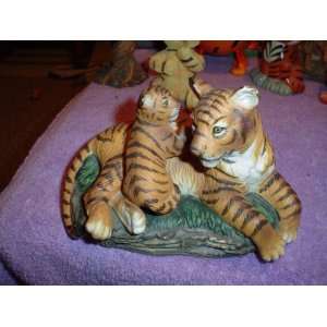  MOTHER AND BABY TIGER FIGURINE