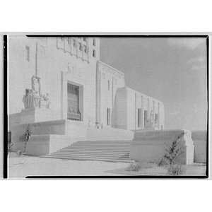   capitol, Baton Rouge, Louisiana. Side view of west statuary and steps