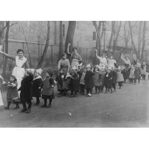  early 1900s photo Berlin Children of soldiers at front 