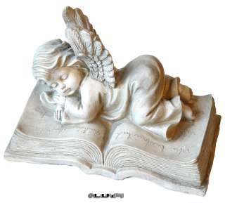 Schlafender Engel liegend auf einem aufgeschlagenen Buch Schutzengel 