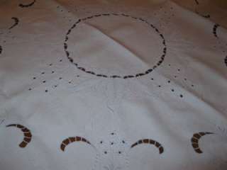VINTAGE LINEN MADEIRA EMBROIDERED CUT TABLECLOTH 42X41 & FOUR NAPKINS 